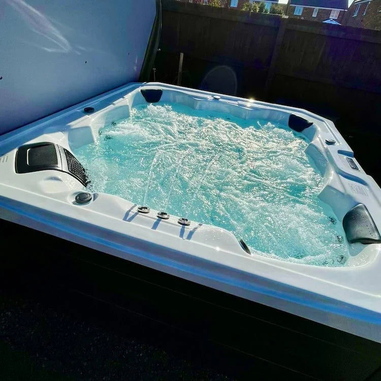 H2O Retreat Bay XL 6-Person 32A Hot Tub