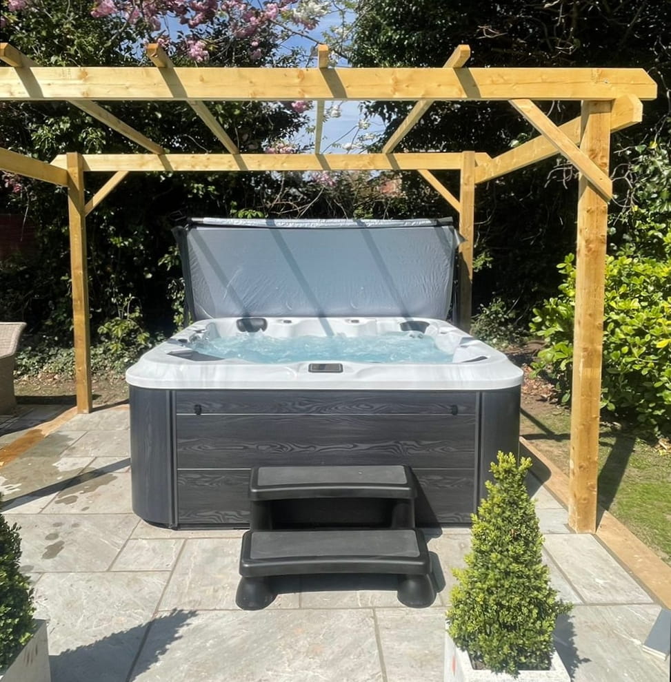 H2O 6000 Series 6-Person 32A Hot Tub