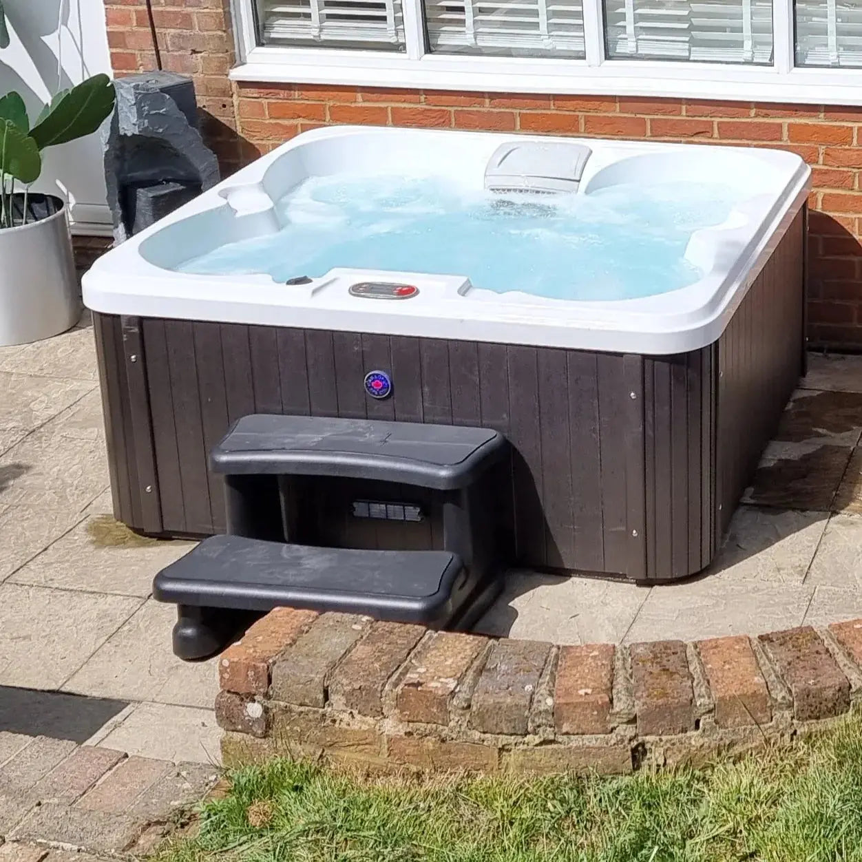 Canadian Spa Company Manitoba 14-Jet 4-Person Hot Tub Canadian Spa Company