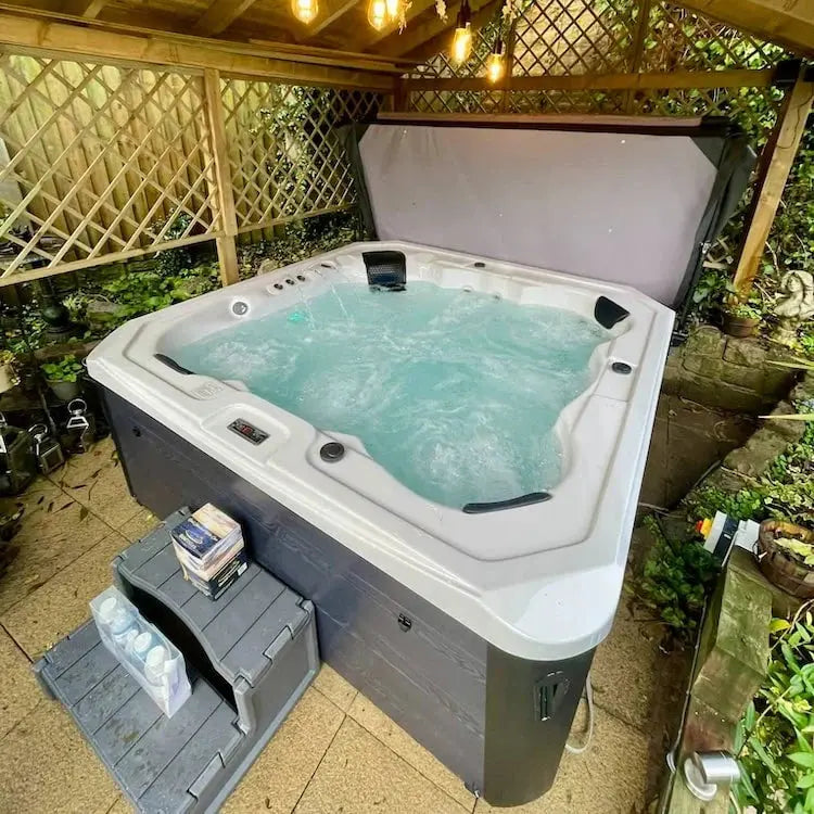 H2O Retreat Bay XL 6-Person 32A Hot Tub H2O Hot Tubs